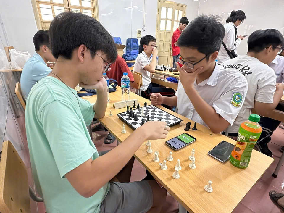 Nguyen Tran Phuong playing chess