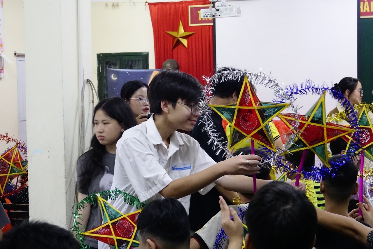 Nguyen Tran Phuong joining a Mid-Autumn Festival activity with students at Nhan Chinh School for Deaf Children